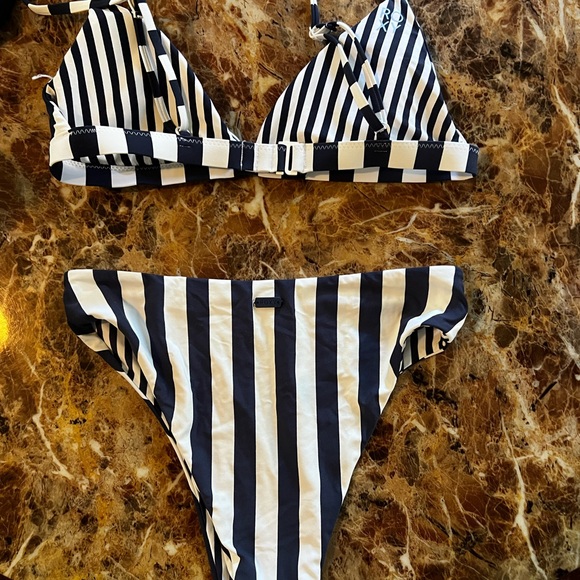 Reversible Roxy bikini s/xs only worn once - Picture 2 of 4